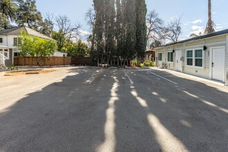 411-417 N Euclid Ave in Pasadena, CA - Foto de edificio - Building Photo