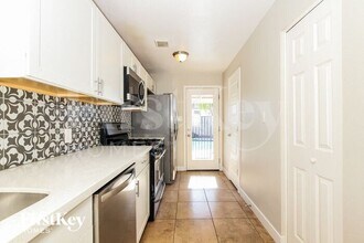 3437 E Holly St in Phoenix, AZ - Foto de edificio - Building Photo