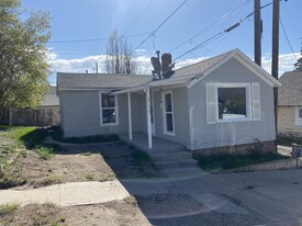215 Wyoming St in Rawlins, WY - Building Photo