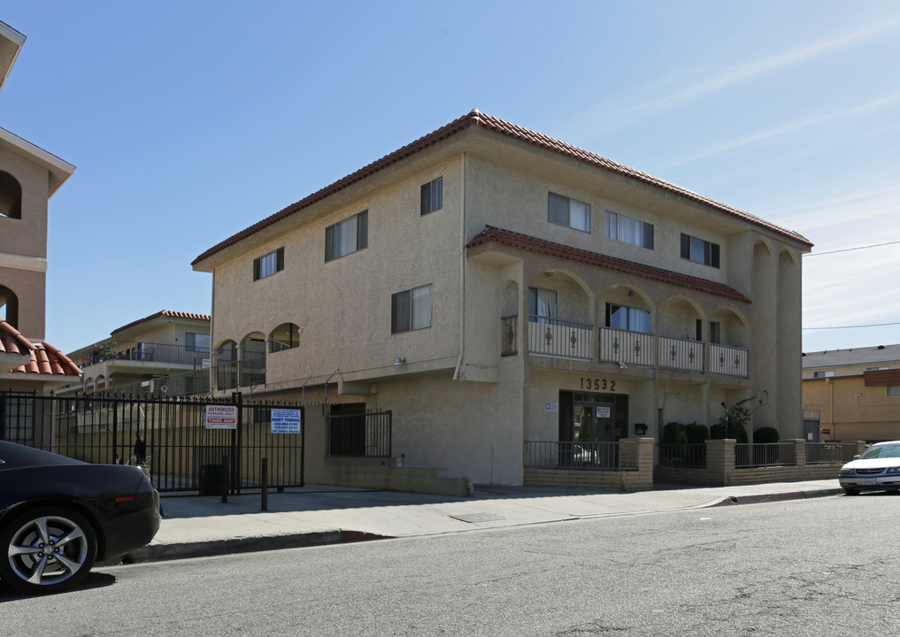 El Romano Apartments in Hawthorne, CA - Building Photo