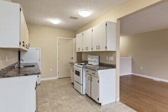 Thompson Court in Medicine Hat, AB - Building Photo - Building Photo