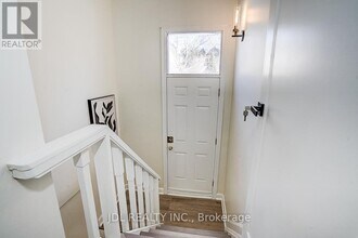 15 Crossburn Dr in Toronto, ON - Building Photo - Building Photo