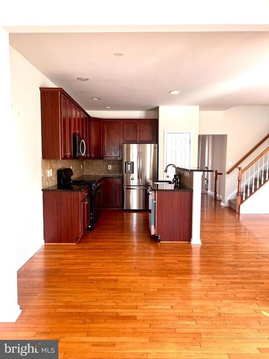 25205 Larks Terrace in South Riding, VA - Building Photo