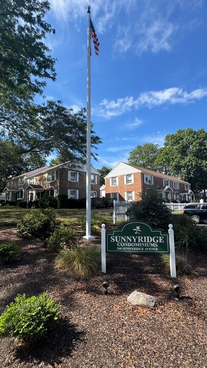 240 Sunnyridge Ave in Fairfield, CT - Building Photo