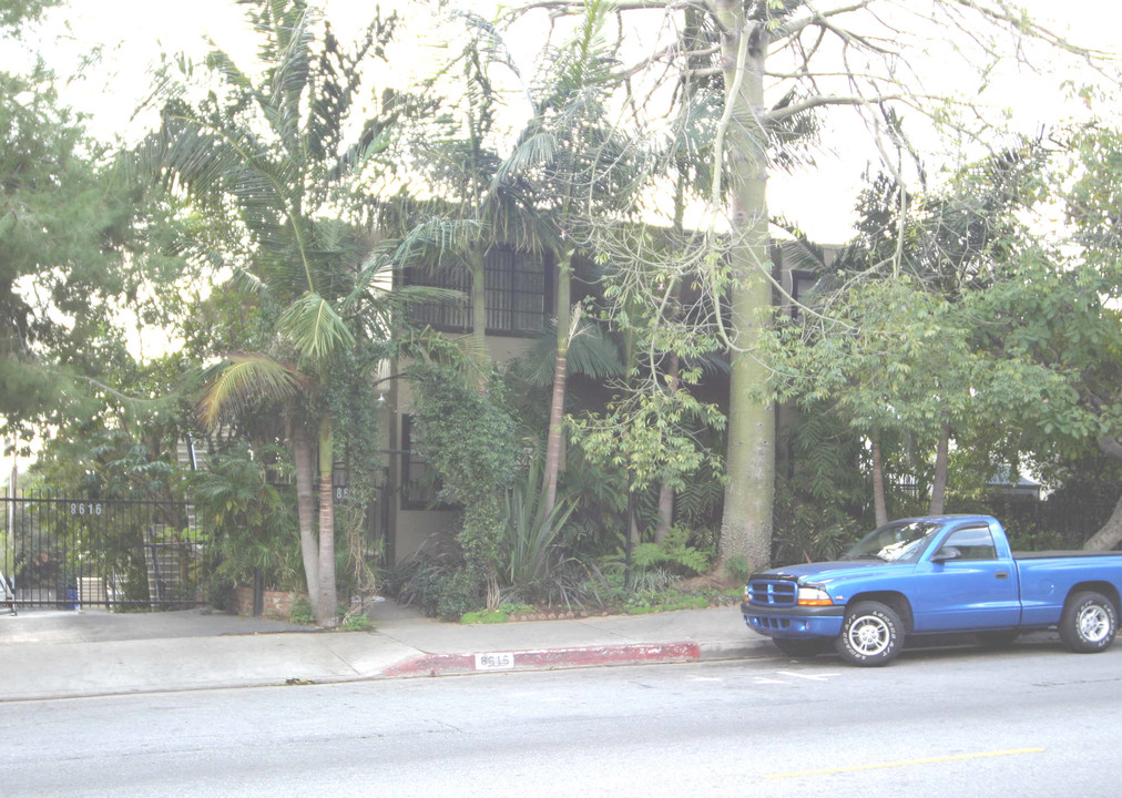 8616 Holloway Dr in West Hollywood, CA - Building Photo