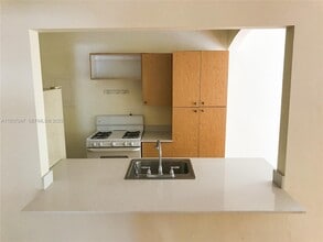 700 W 51st St in Miami Beach, FL - Building Photo - Building Photo