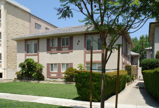 404 N Palm Dr in Beverly Hills, CA - Building Photo - Building Photo