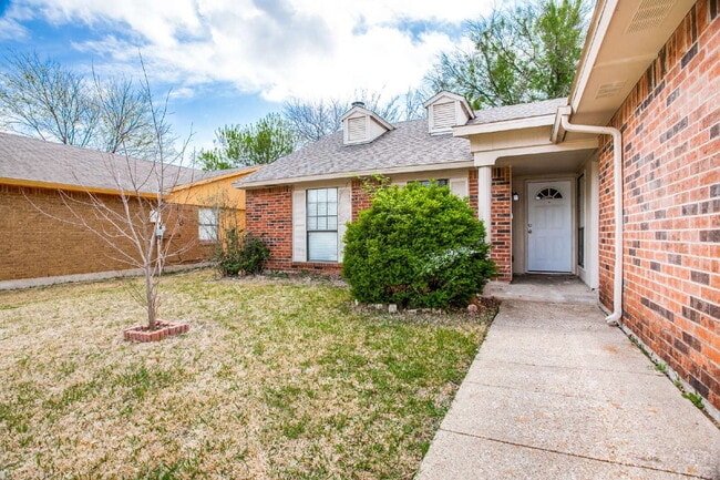 2114 Pennington Dr in Arlington, TX - Building Photo - Building Photo