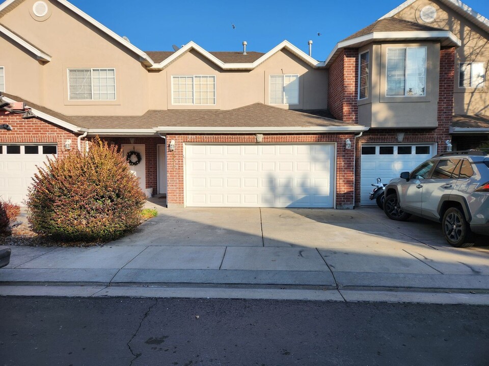 10517 Sage Flats Way in South Jordan, UT - Building Photo