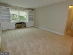 1734 W Abingdon Dr in Alexandria, VA - Building Photo - Building Photo