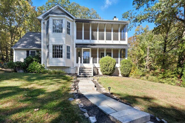 121 W Wakefield Blvd in Winchester, CT - Building Photo - Building Photo