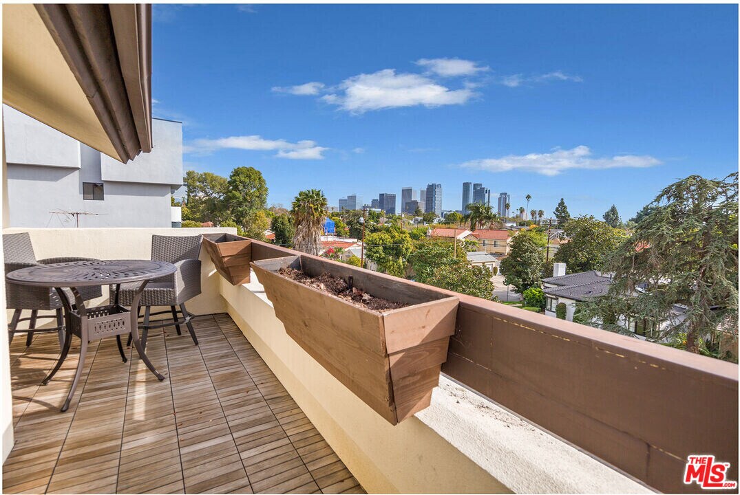 10611 Ashton Ave-Unit -1 in Los Angeles, CA - Building Photo