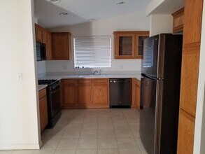 323 Prospect St in Oak View, CA - Building Photo - Building Photo