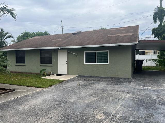 2828 Hinda Rd in West Palm Beach, FL - Building Photo