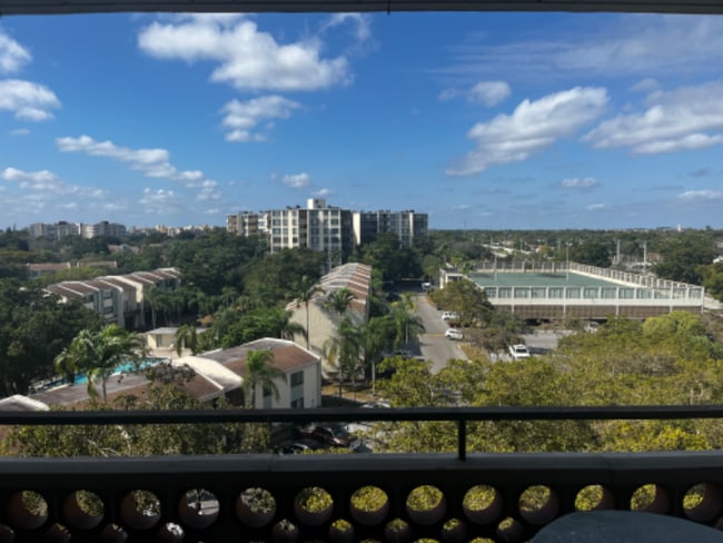 property at 4222 Inverrary Blvd