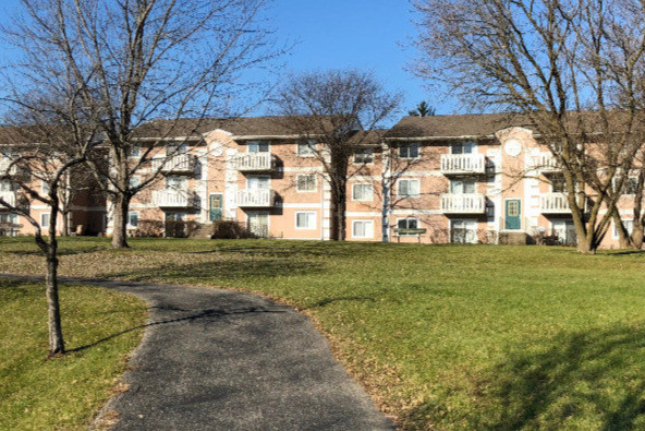 Lakeside Apartments in Mundelein, IL - Building Photo