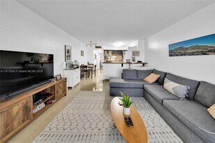 4011 N Meridian Ave, Unit 38 in Miami Beach, FL - Building Photo