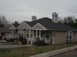 Creekwood & Heathwood Apartments in McMinnville, TN - Building Photo - Building Photo