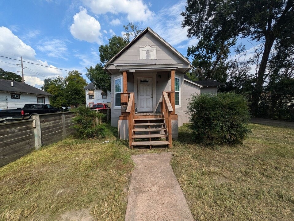 2423 Ave C in Beaumont, TX - Building Photo