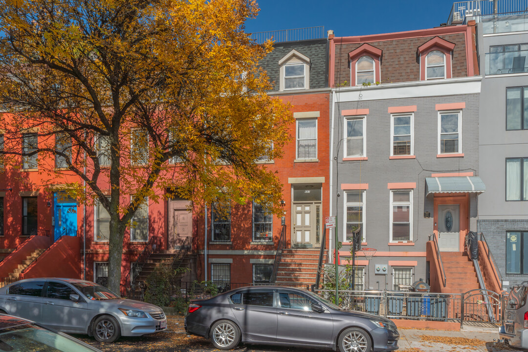 697 Quincy St in Brooklyn, NY - Building Photo