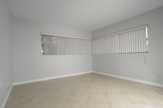 1018 Park Dr, Unit 2 in Indian Harbour Beach, FL - Foto de edificio - Building Photo