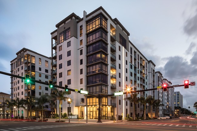 Avanti in St. Petersburg, FL - Building Photo - Building Photo