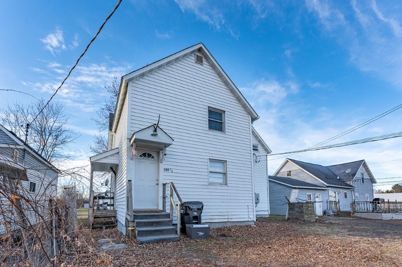 205 Helgerson St in Stanley, WI - Building Photo