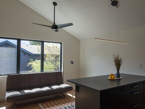 3916 N Missouri Ave, Unit 3916 N Missouri Ave #B in Portland, OR - Building Photo - Building Photo