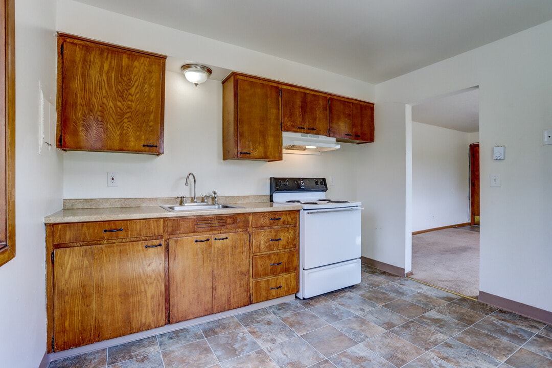 Silver Creek Apartments-KL-11580-Y in Portland, OR - Building Photo