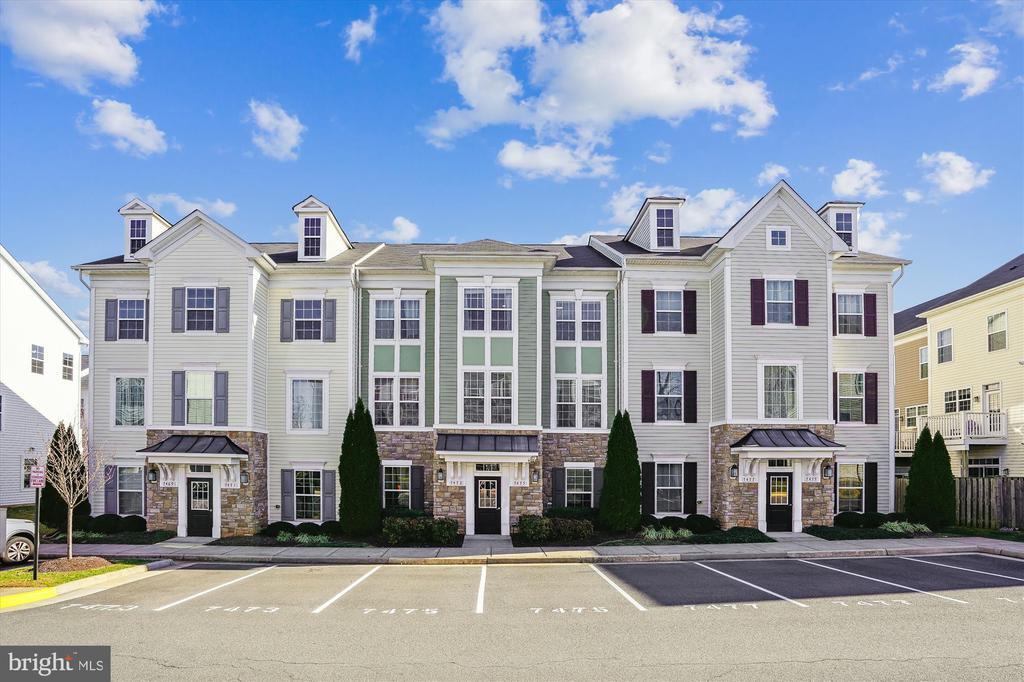 7475 Riding Meadow Way in Manassas, VA - Foto de edificio