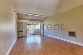 1010 W MacArthur Blvd, Unit 47 in Santa Ana, CA - Building Photo - Building Photo