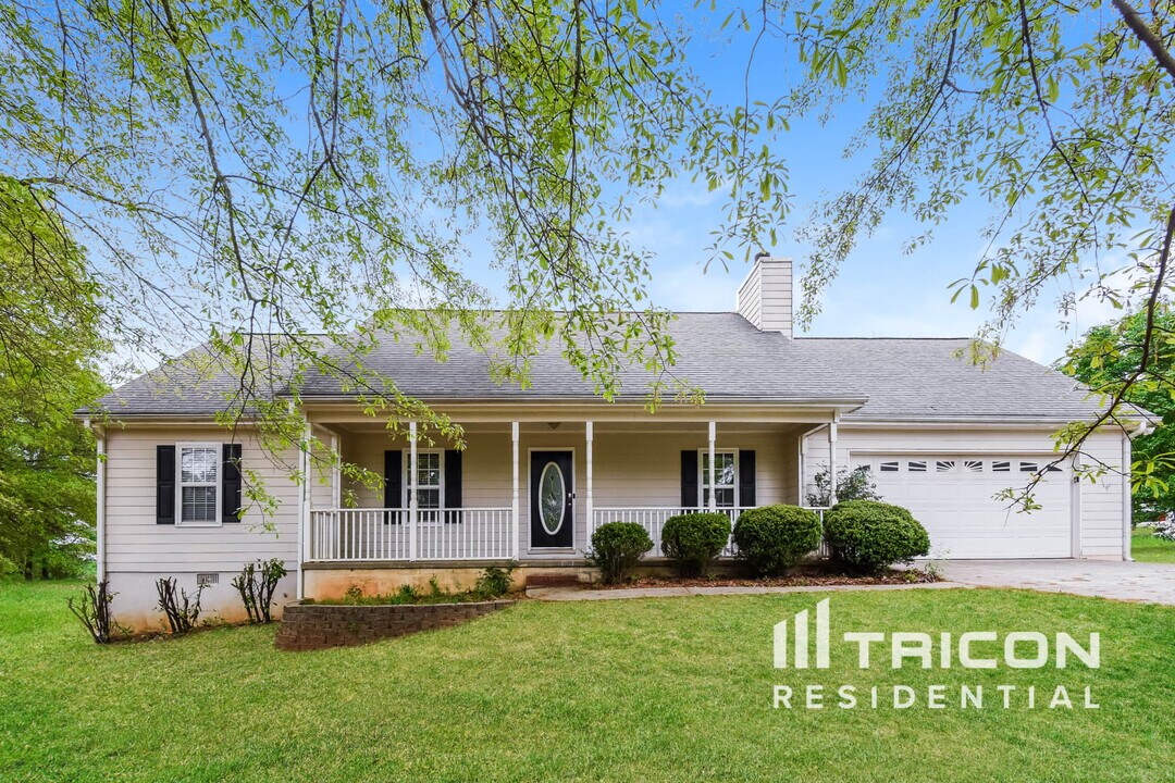 897 Windward Rd in Winder, GA - Building Photo