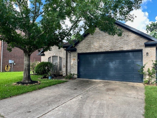 3527 Riverside Dr in Pearland, TX - Building Photo