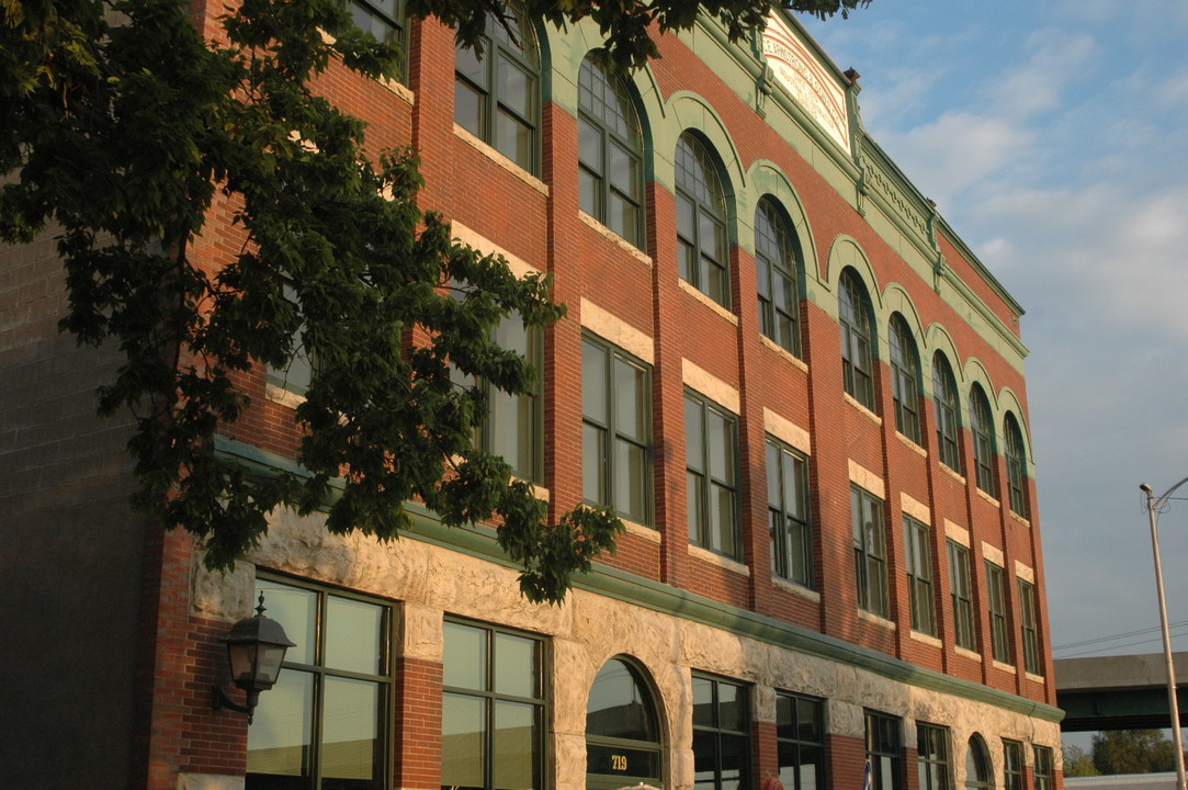 Armstrong Apartments in Clinton, IA - Building Photo