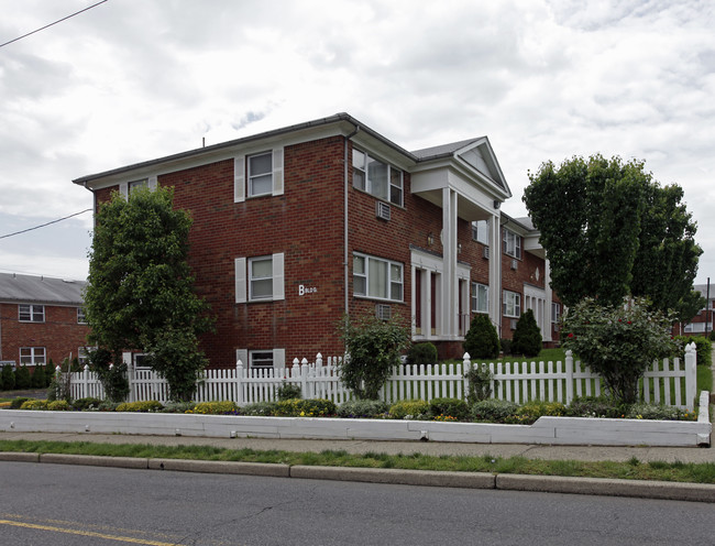 Redwood Village in Paterson, NJ - Building Photo - Building Photo