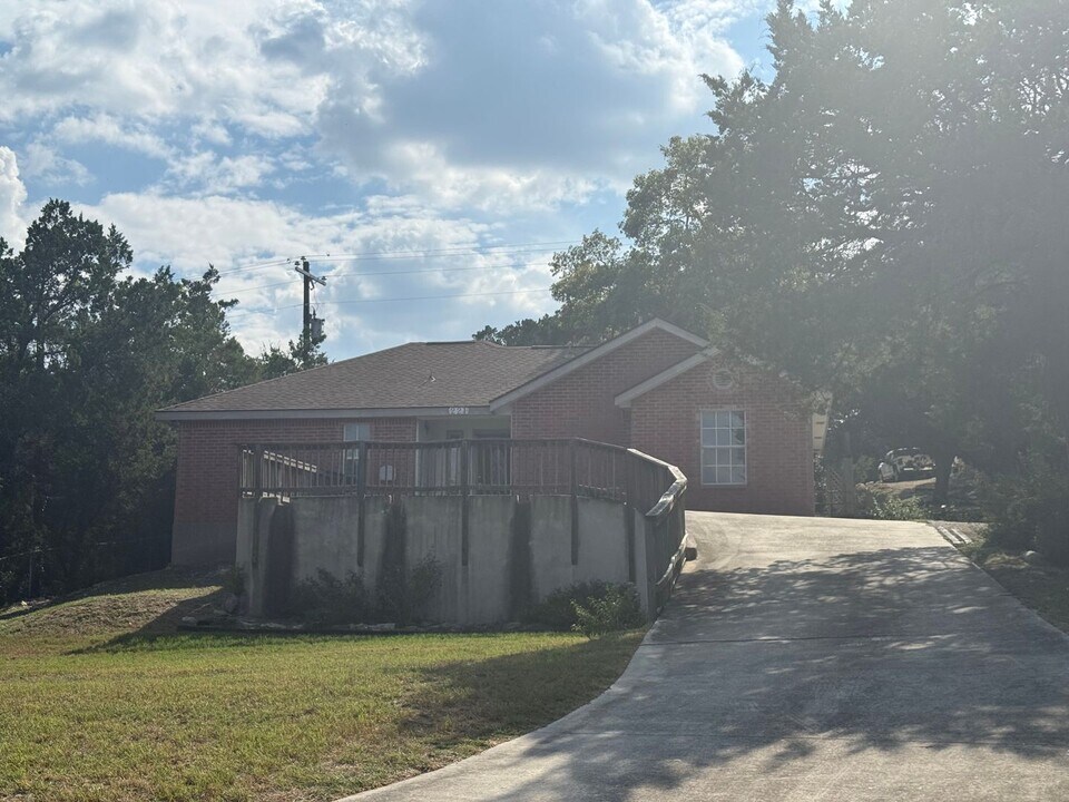 221 S Scenic Loop in Canyon Lake, TX - Building Photo