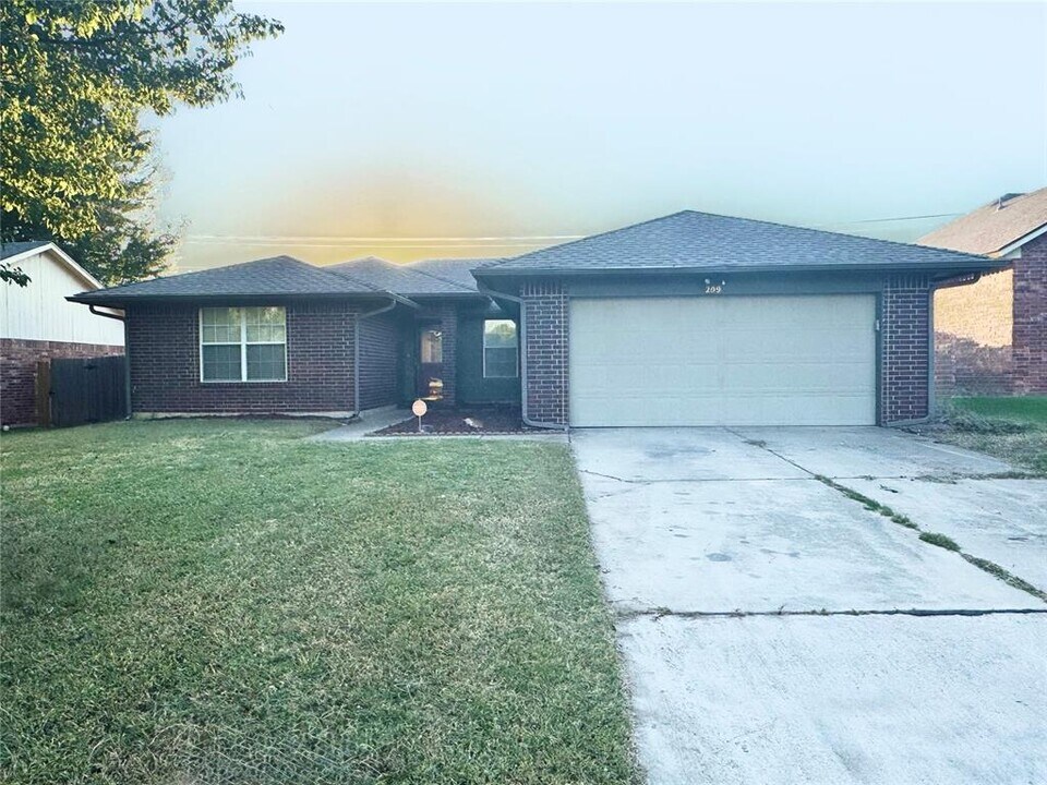 209 Bradgate Dr in Yukon, OK - Building Photo