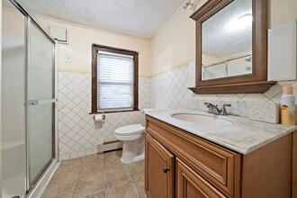 16 Guild St, Unit 1 in Quincy, MA - Foto de edificio - Building Photo