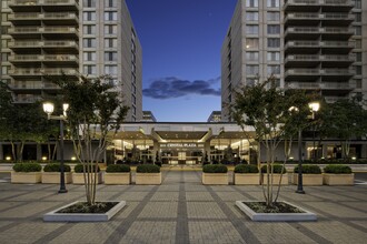 Crystal Plaza in Arlington, VA - Foto de edificio - Building Photo