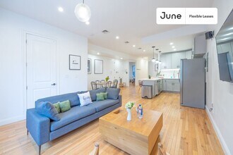 Modern ROOM at The Monroe House, Unit 3 in New York, NY - Foto de edificio - Building Photo