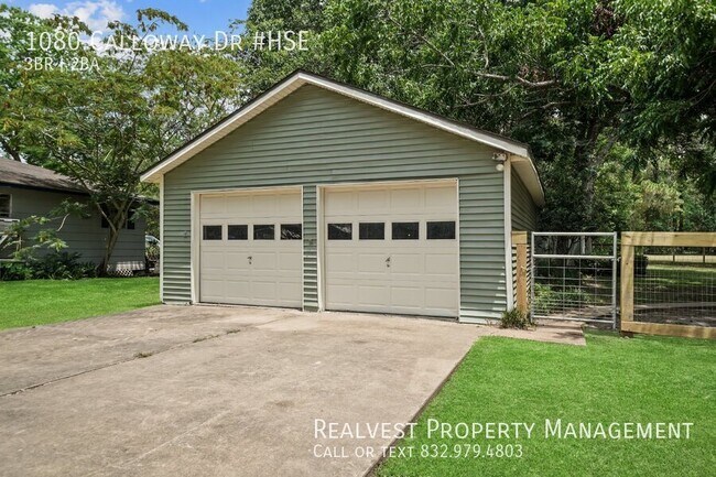 1080 Callaway Dr in Alvin, TX - Building Photo - Building Photo