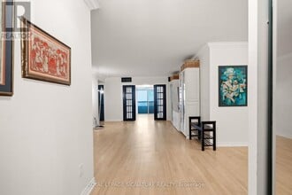 18 Sommerset Way in Toronto, ON - Building Photo - Building Photo