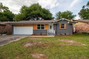 2641 Gross Rd in Dallas, TX - Building Photo
