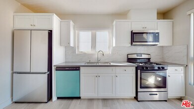 252 Rosemont Ave in Los Angeles, CA - Building Photo - Building Photo