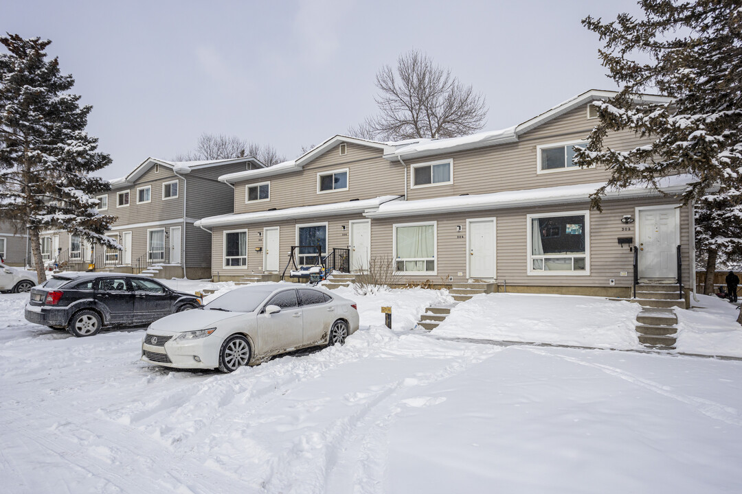 Deerpoint Gardens in Calgary, AB - Building Photo