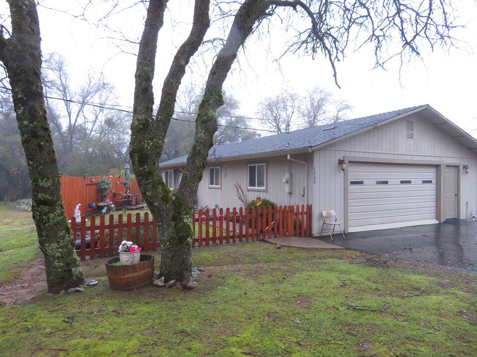 1242 Los Robles Rd in Placerville, CA - Foto de edificio