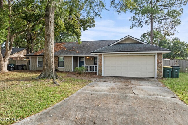 7212 Holiday Hill Ct in Jacksonville, FL - Foto de edificio - Building Photo