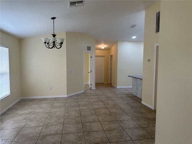 1312 NE 16th Terrace in Cape Coral, FL - Foto de edificio - Building Photo