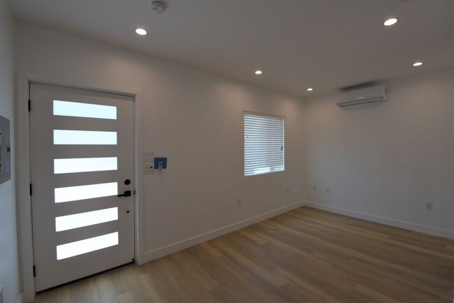 10855 Morrison St, Unit 10 in Los Angeles, CA - Building Photo - Building Photo