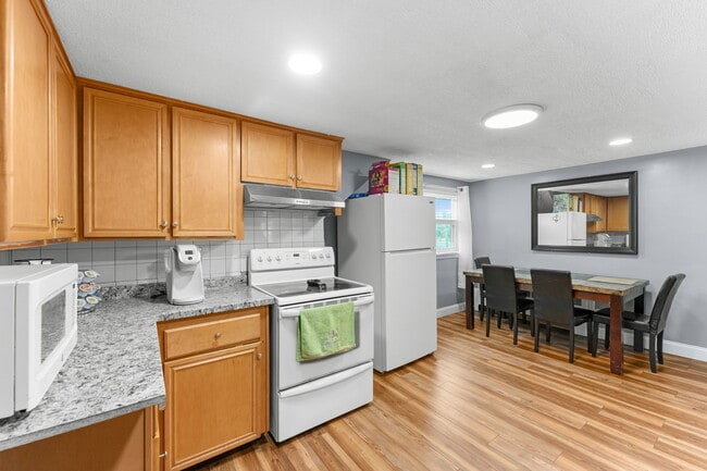 44 Woodlawn Ave, Unit 2 in Everett, MA - Building Photo - Building Photo